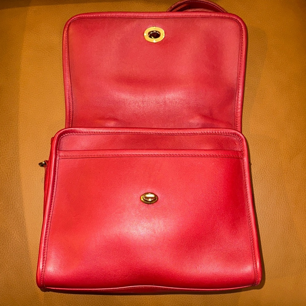 Vintage Coach Court in Red in excellent condition - Picture 7 of 8
